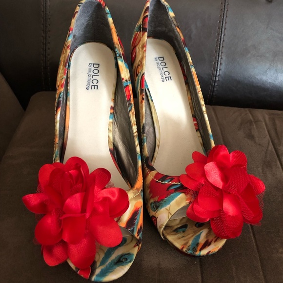 Women size 12 high heel shoe red peacock color - Picture 1 of 4